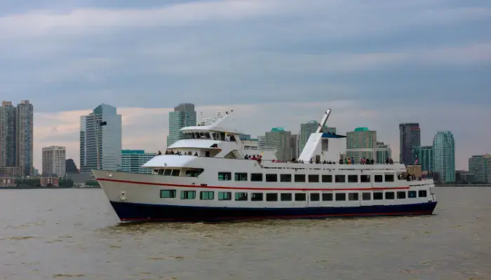 Celebrate Love in Manhattan with these Activities and Events - Valentines Dinner Cruise in NY